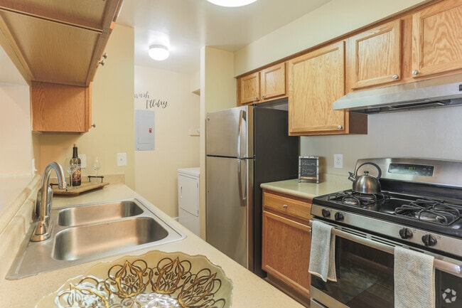 1BR,1BA,-900SF - Cedars at Greenbrier