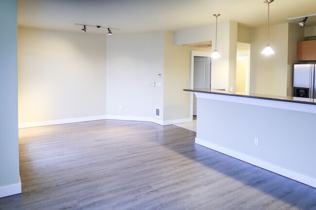Photo - Lakeside 2BR Condo with Modern Finishes & ... Unit 306