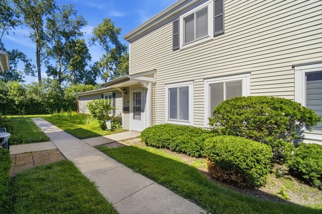 Building Photo - 1180 Cove Dr