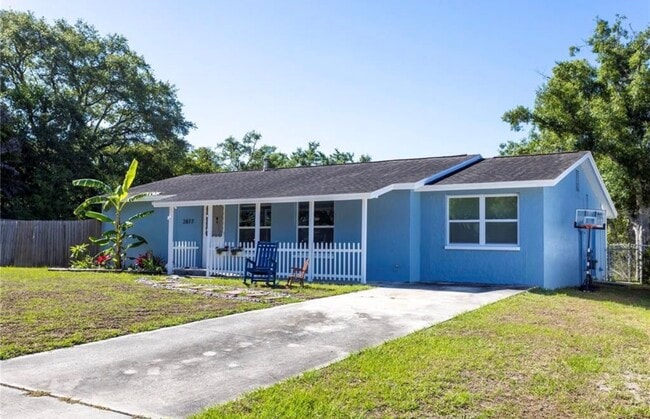 Photo - 2877 Nutwood St