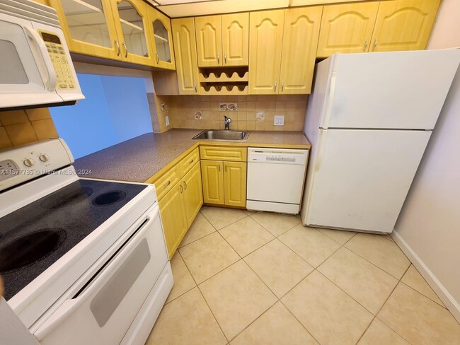 Photo - 20379 W Country Club Dr Unidad 1235 Rental