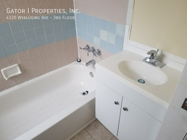 Building Photo - 4320 Wyalusing Ave Unit 3rd Floor
