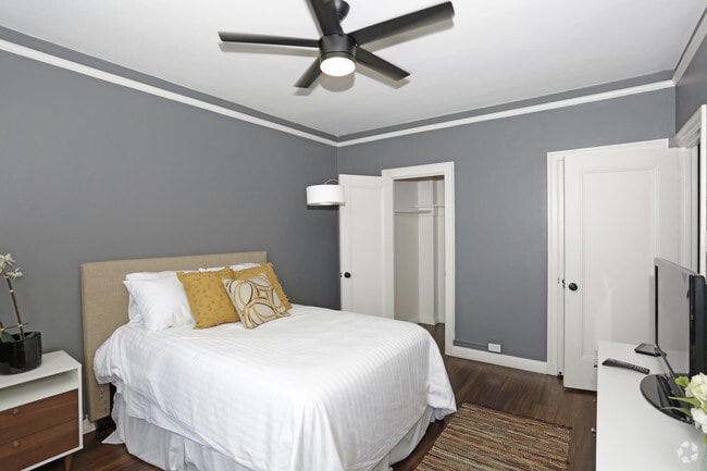 1BR, 1BA - 825 SF