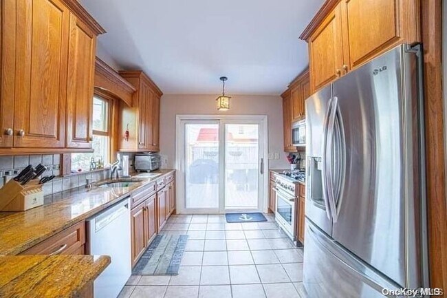 908 Evergreen Walk
