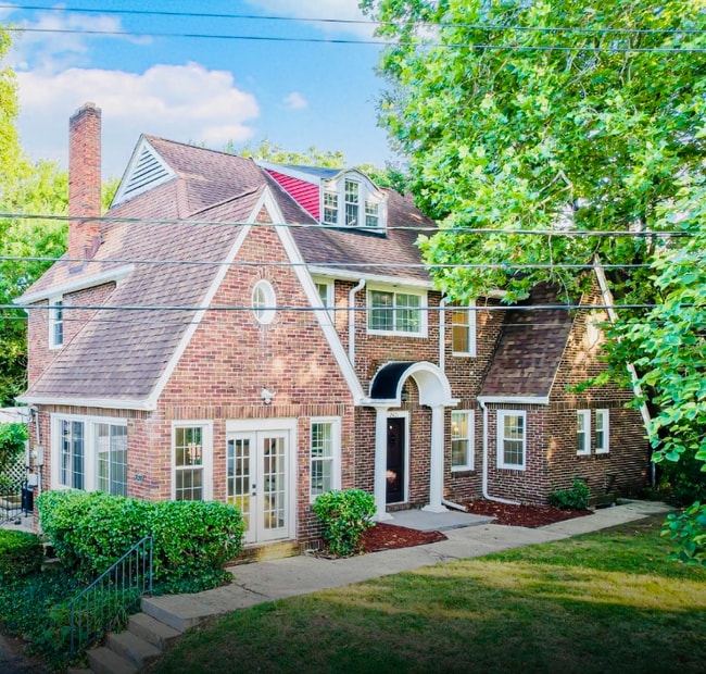 Building Photo - 2421 Airport Dr