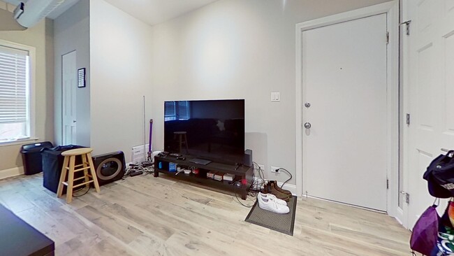 Photo - Top Floor East Lakeview Studio Apartment Unit 3164 3N