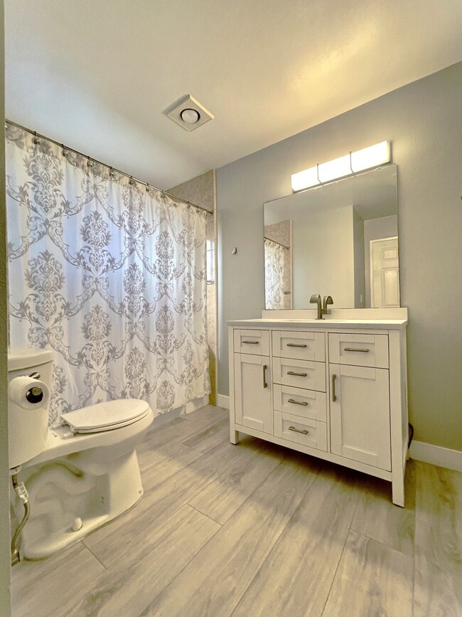 Photo - 4920 W 141st St Unidad