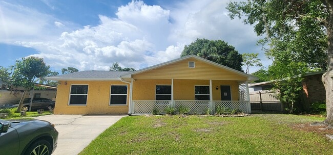 Building Photo - 303 Floral Dr Rental