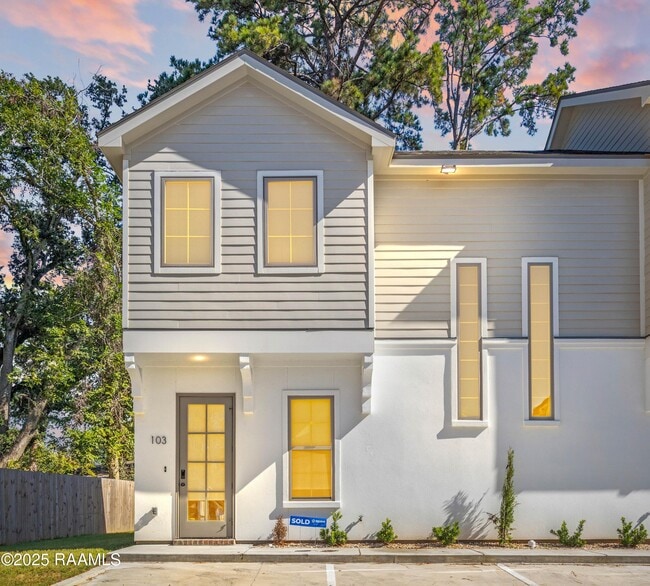 Building Photo - 103 Steiner Oaks