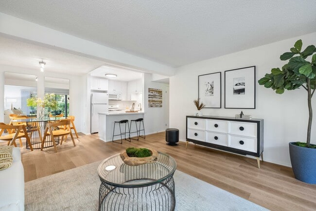 Sala de estar, comedor y cocina de Dogwood