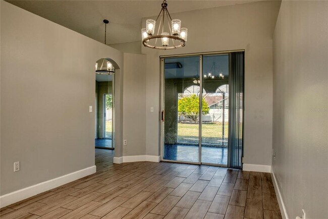 Photo - 1447 Kingston Way