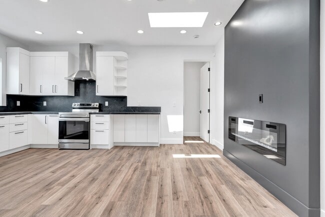 Building Photo - Elegant 2BR / 2BA in Prime North Hollywood