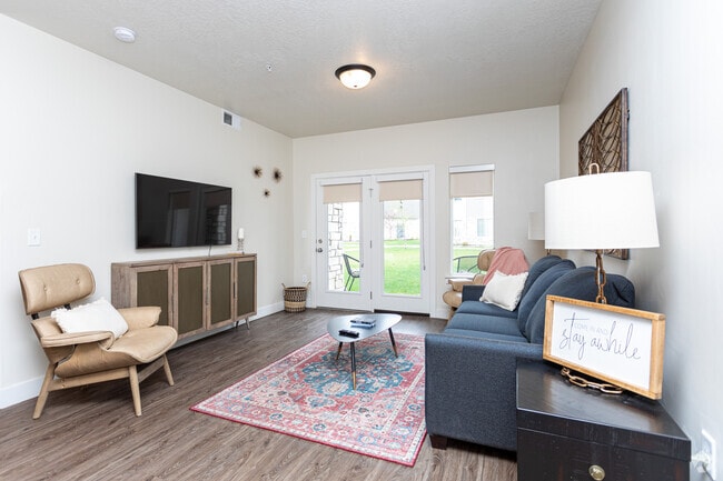 2BR, 2BA - 1.048SF - Sala de estar - Altair at Riverwalk