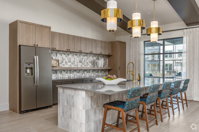 Cocina pequeña de la casa club - Trinity Sherman