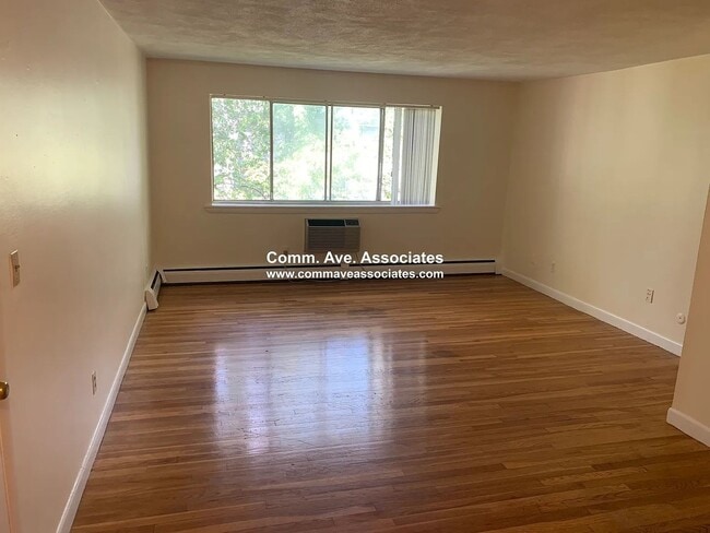 Building Photo - No Brokers Fee, Heat, Hot Water Included, Build-in AC Unit, Laundry on a Site, Parking for Rent
