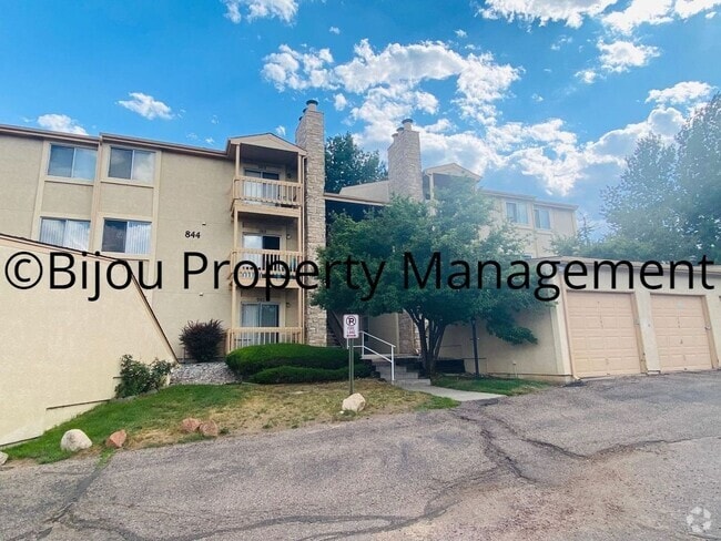 Building Photo - Beautiful 2 Bed, 2 Bath Rental