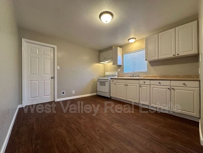 Photo - 303 Taylor St