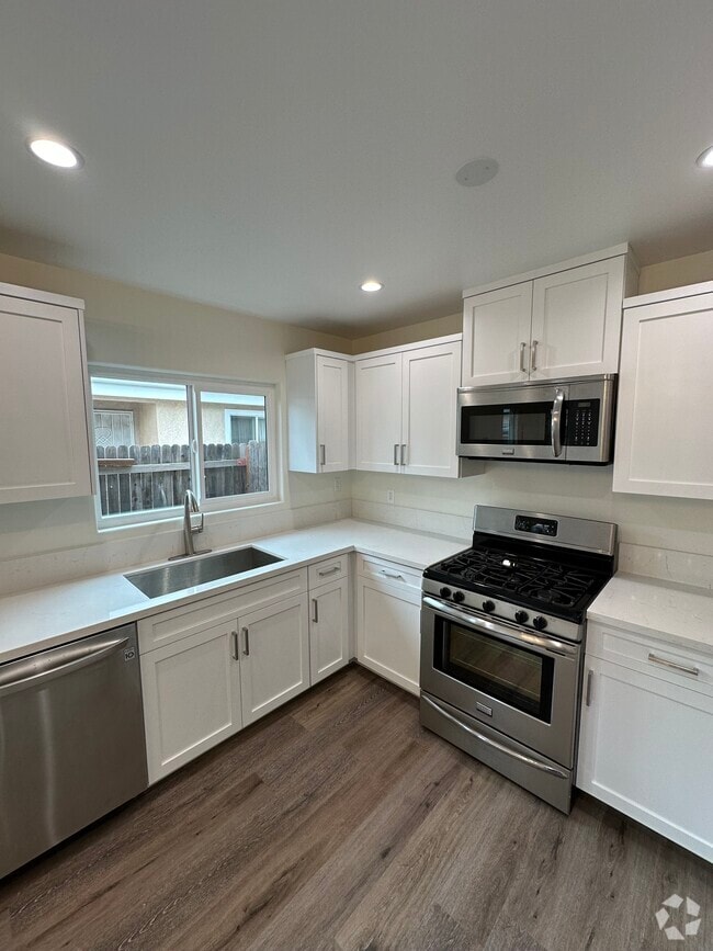 Building Photo - 3623 W 105th St Unit #B Rental