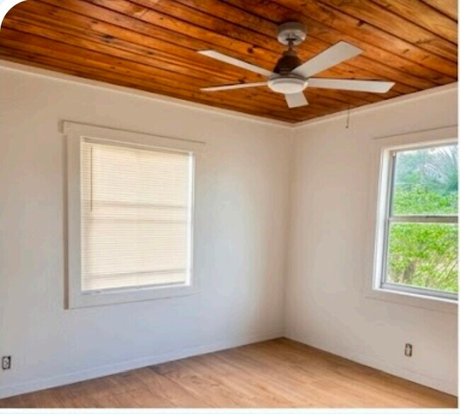 ¡Recién pintado y limpio! - 205 S Rogers Ave