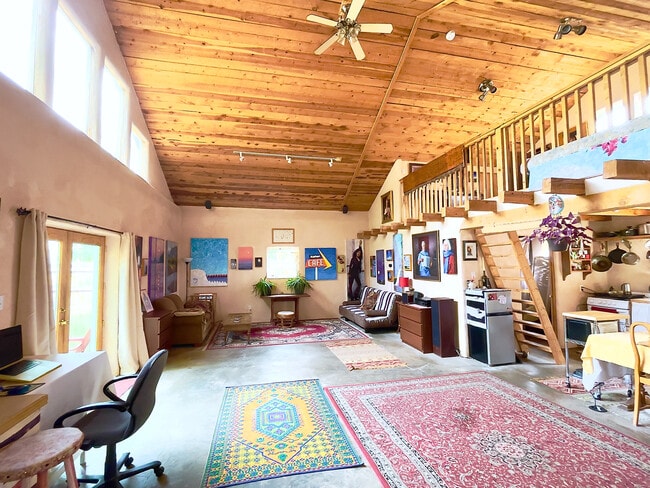 Studio Interior - 223 Victor Ct Unit House