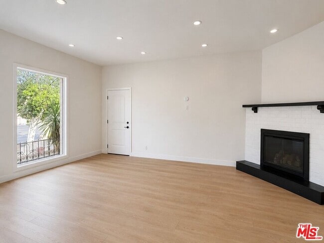 Photo - 6132 Whitsett Ave
