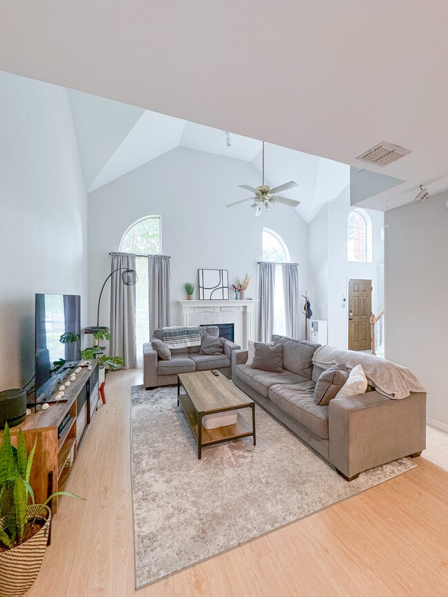 Photo - 2223 Meadowstone Dr