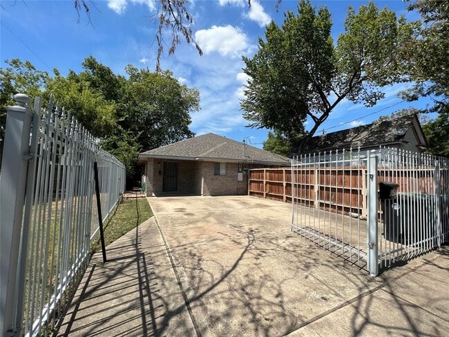 Photo - 915 Pinckney St
