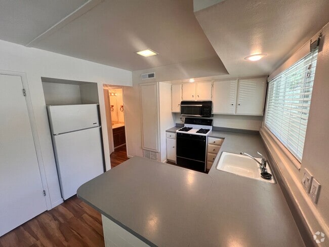 Building Photo - Relaxing Townhome with Private Pool Access...