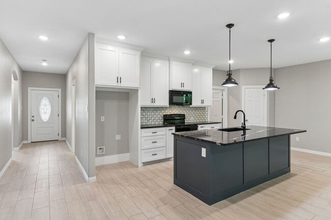 Photo - 2808 Binyon St