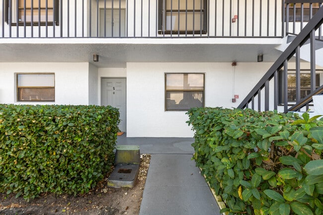 Building Photo - 1270 SE Parkview Pl Unit B5