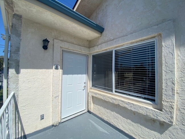 Photo - Upstairs 2BD Apartment Home! Great PB Location! Garage! AC! Unidad 1160 B Thomas Ave