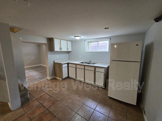 Photo - 320 Rutland Rd S