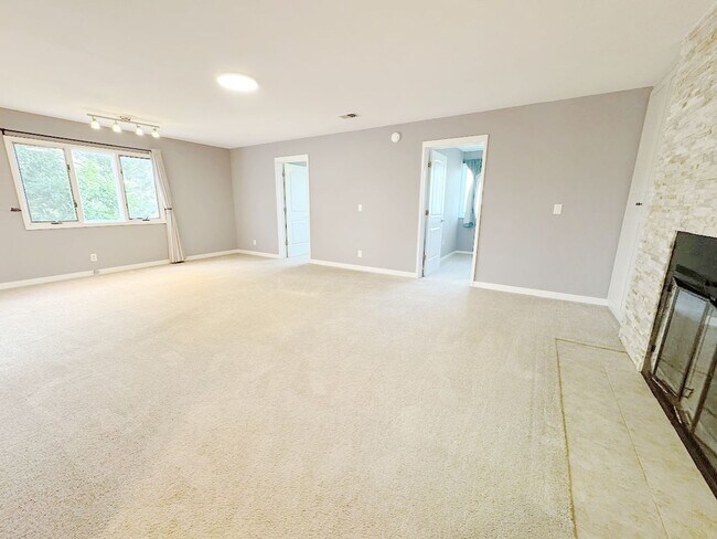 Photo - ***$500 off 1st Month Rent*** Bright & Bea...