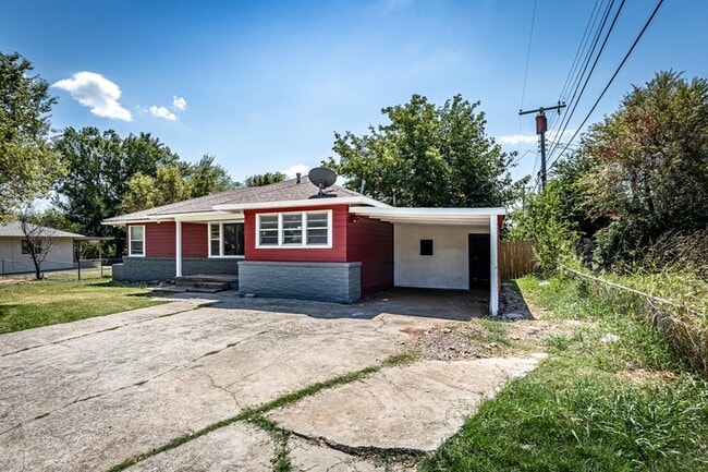 Building Photo - 2408 NW Ozmun Ave Rental