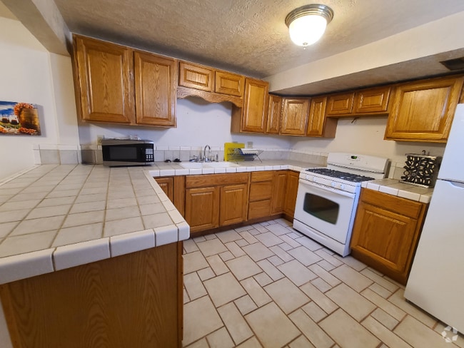 Building Photo - 6781 S 2300 E Unit Rooms for Rent Rental
