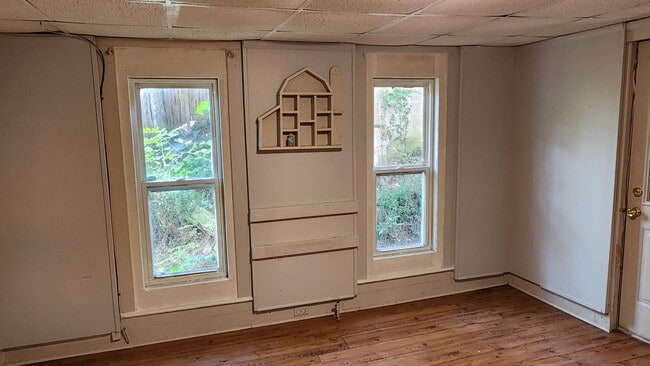 137 South Ave Unidad 1; Basement Apartment