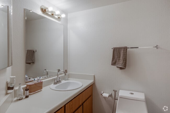 2 habitaciones, 2 baños, 950 pies cuadrados, baño
