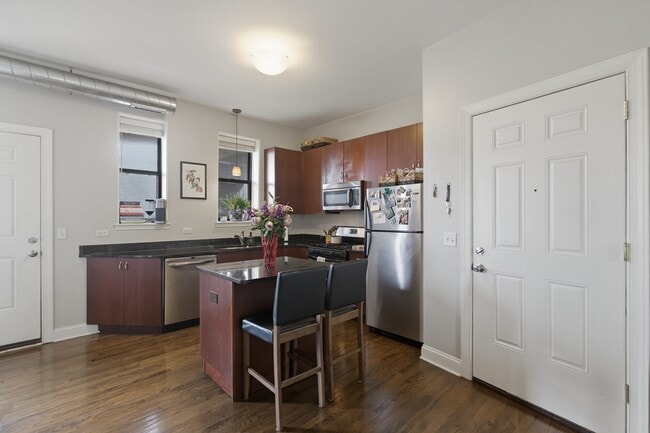 Photo - 3142 W George St Unidad # 0C2