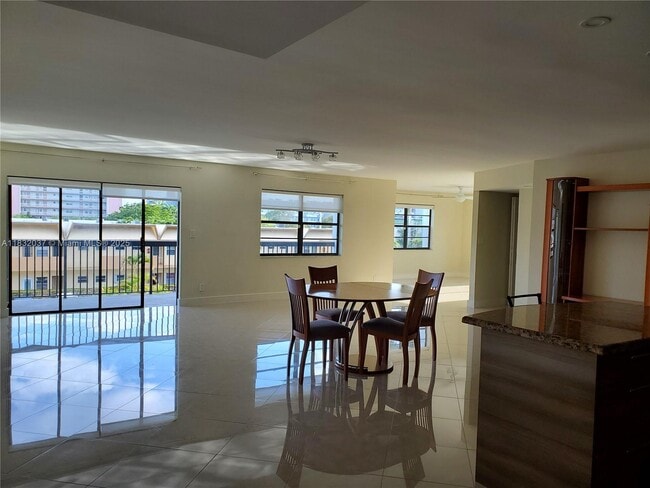 Photo - 1301 NE 7th St Unidad 318 Rental
