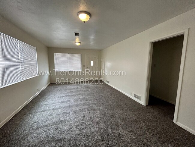 Photo - This property offers a NO DEPOSIT option available for qualified renters! Unidad A