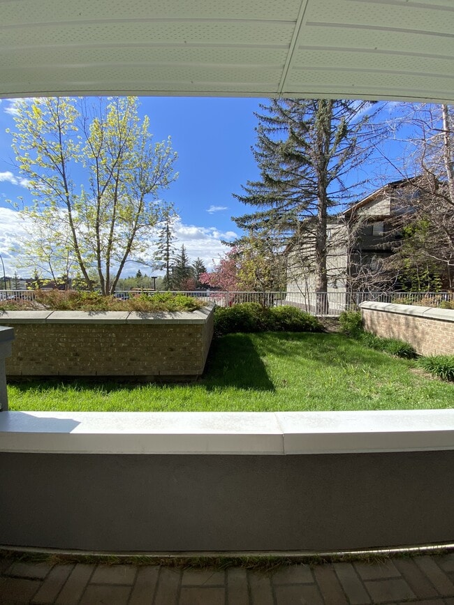 Building Photo - 790-790 Kingsmere Crescent SW Unit 1