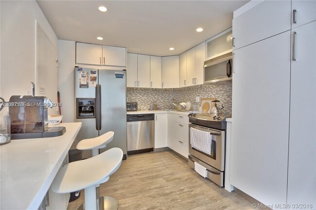 Building Photo - 5555 Collins Ave Unit 5F