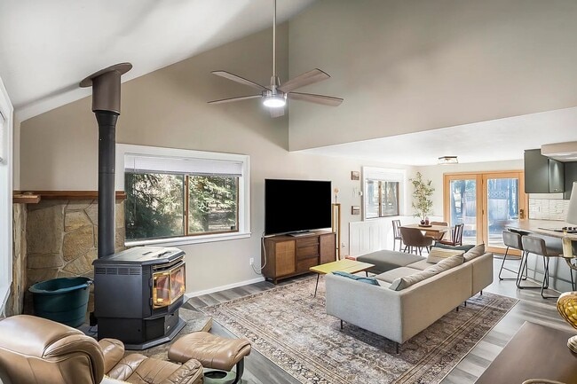 Building Photo - Beautiful Home- Backs up to BLM Land