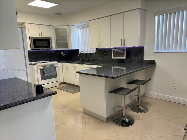 Photo - 1611 71st St