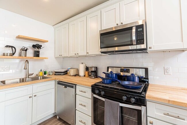 Month to Month Fully Furnished 2B/1B for rent