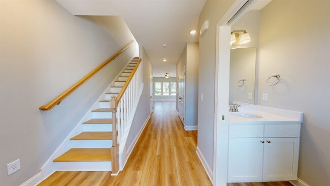 Photo - 1032 Moen Lp