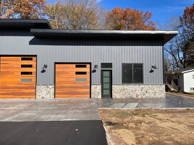 10’x10’ garage door - 150860 Nightingale Ln