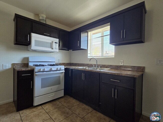 Photo - 942 E St Unit 3