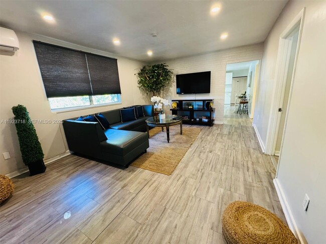 Building Photo - 2205 Roosevelt St Unit 4