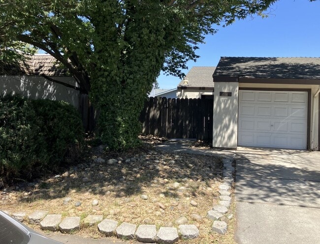 Building Photo - 2025 Wylie Dr Unit 2025